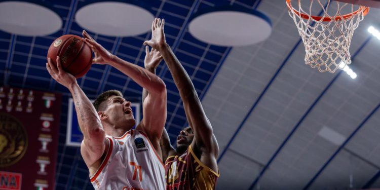 Olimpia Milano se pojačala: iz Valencije stiže krilni igrač Nate Sestina