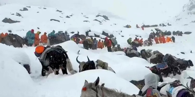 Oluja ubija južnokorejski penjač, ​​stotine u blizini Mount Everest