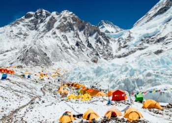 Operacija spašavanja Mount Everest u tijeku nakon snježne oluje zarobljava gotovo 1.000 planinara