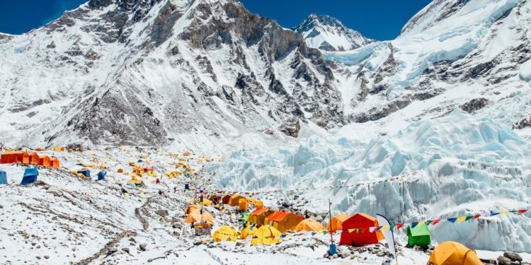 Operacija spašavanja Mount Everest u tijeku nakon snježne oluje zarobljava gotovo 1.000 planinara