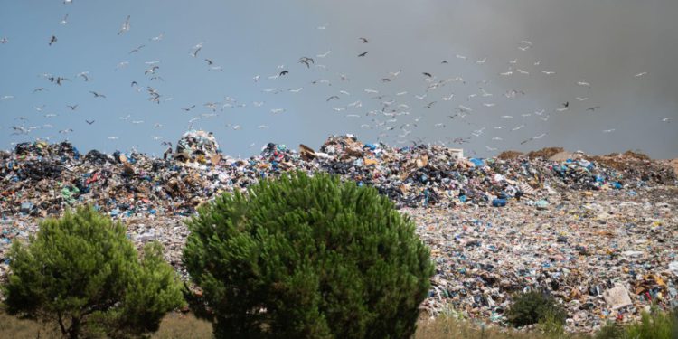Opet gori na deponiju u Diklu, zgarište se natapa i raskopava, gašenje će potrajati