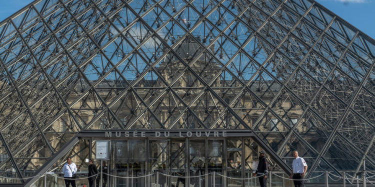 Opljačkan Louvre – ministar kulture – RT Entertainment