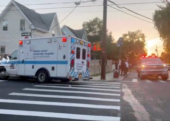 Osumnjičeni za ubojstvo tinejdžera viđen u krvavom prinko hodanju satima nakon što je navodno oduzeo očuha ‘s hacksawom’