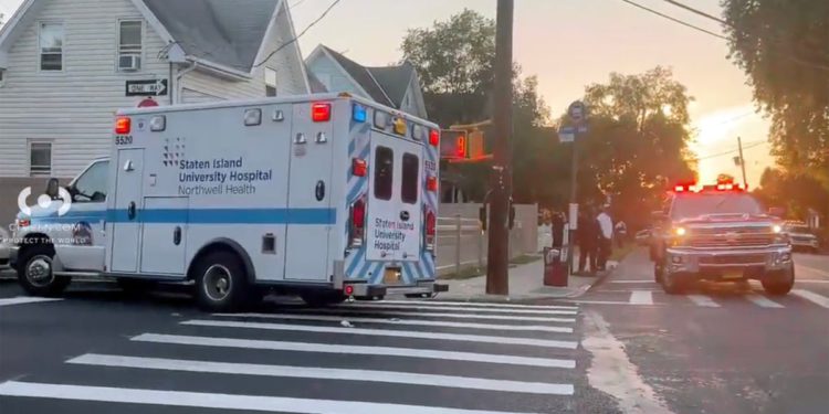 Osumnjičeni za ubojstvo tinejdžera viđen u krvavom prinko hodanju satima nakon što je navodno oduzeo očuha ‘s hacksawom’