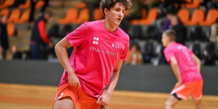 Otac mu je bio sjajan vaterpolist, on je srednjoškolac koji je potpisao višegodišnji ugovor sa Šibenkom