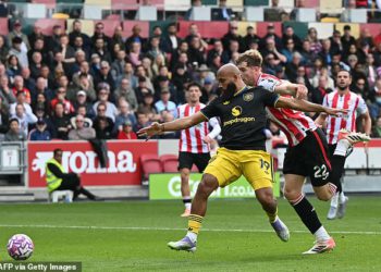 Otkriveno: Sudac je napravio ogromnu pogrešku u porazu Manchester Uniteda u Brentfordu, Howard Webb priznaje