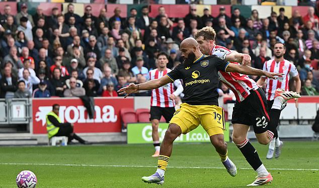 Otkriveno: Sudac je napravio ogromnu pogrešku u porazu Manchester Uniteda u Brentfordu, Howard Webb priznaje