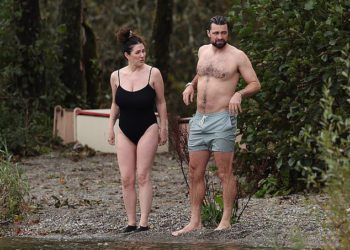 Otpušten Russell Martin bježi od svoje rangerske noćne more kako bi plivao s djevojkom Lucy Pinder u Lochu Lomondu, nakon što je policijska pratnja drama