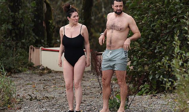 Otpušten Russell Martin bježi od svoje rangerske noćne more kako bi plivao s djevojkom Lucy Pinder u Lochu Lomondu, nakon što je policijska pratnja drama