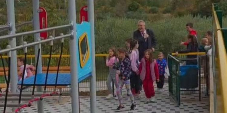 Otvoreno novo dječje igralište i teretana na otvorenom u Trnbusima