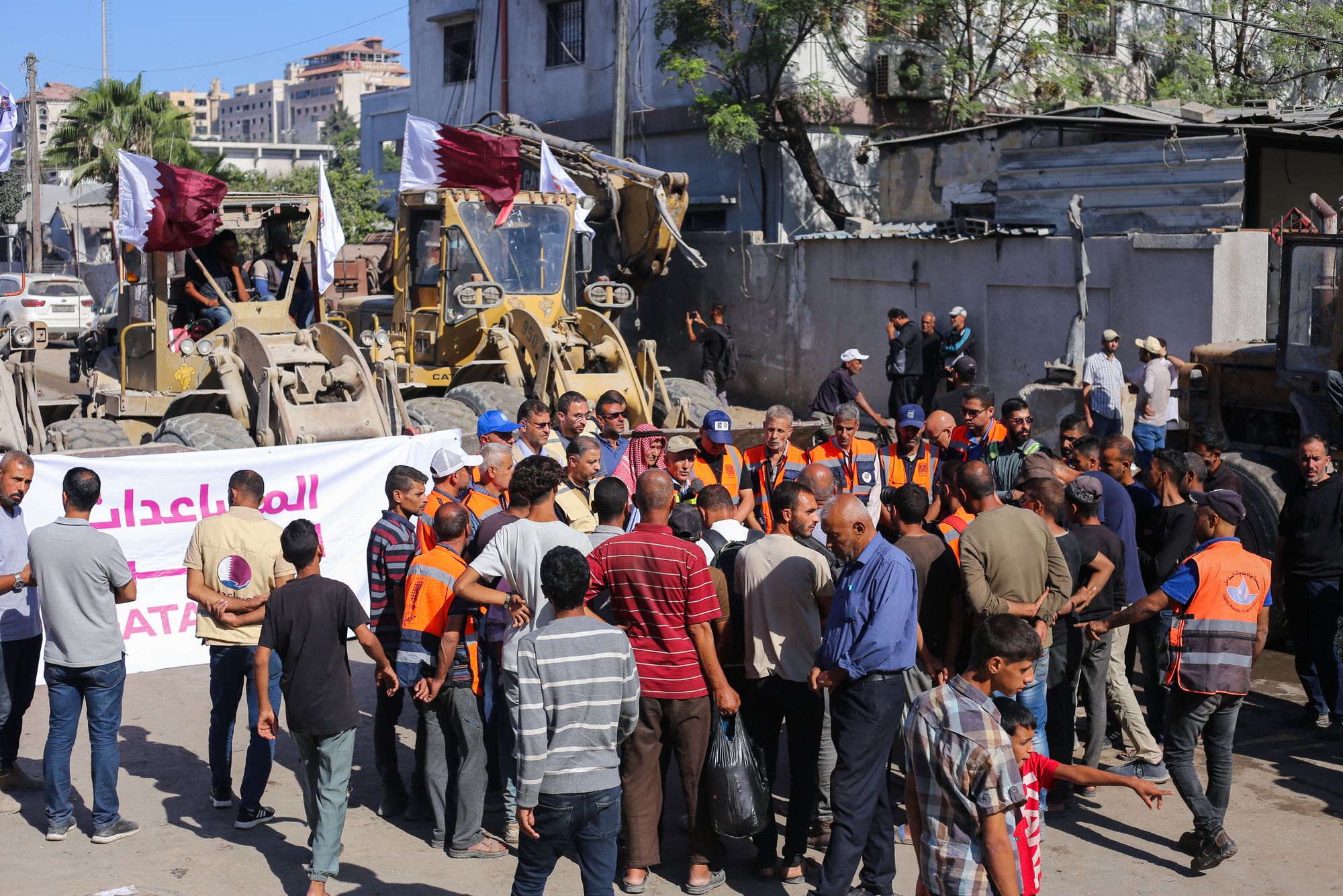 Općinsko osoblje Gaze okuplja se prije raspoređivanja buldožera kako bi očistili građevinske ruševine s glavnih ulica u gradu Gaza