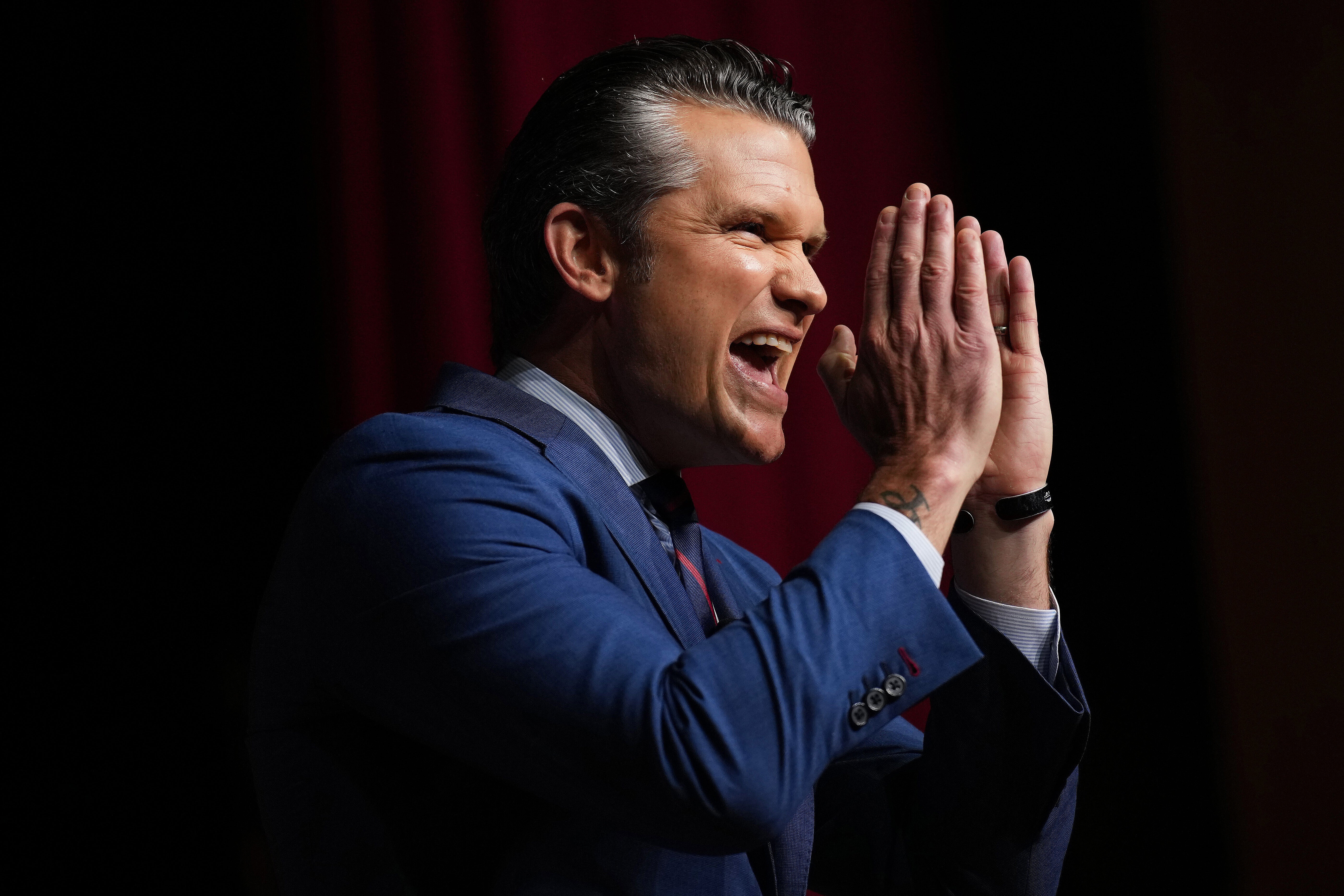 Pete Hegseth odgovorio je na novinske organizacije koje su široko odbacule svoja nova ograničenja tiska tvitom emojisa koji maše rukom.