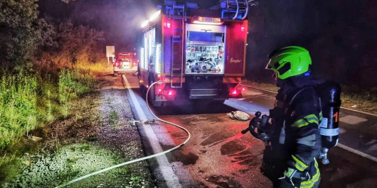 PRAVO ČUDO Mladić na Krku usred noći sletio s ceste, auto se prevrnuo pa zapalio: “Zadobio samo lakše ozljede!”