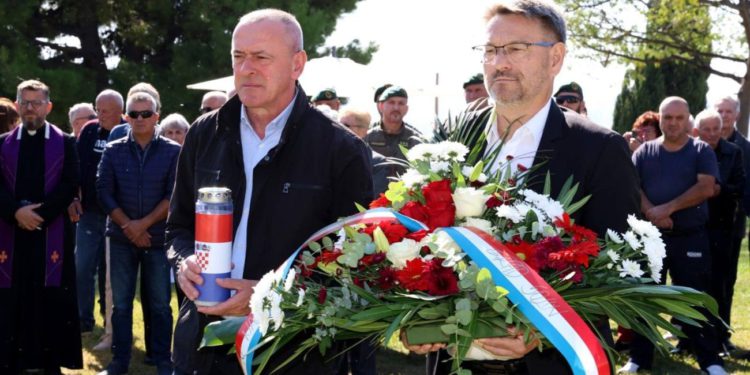 PRISJEĆANJE NA HEROJA Gradonačelnik Ninčević odaje počast Nenadu Režiću