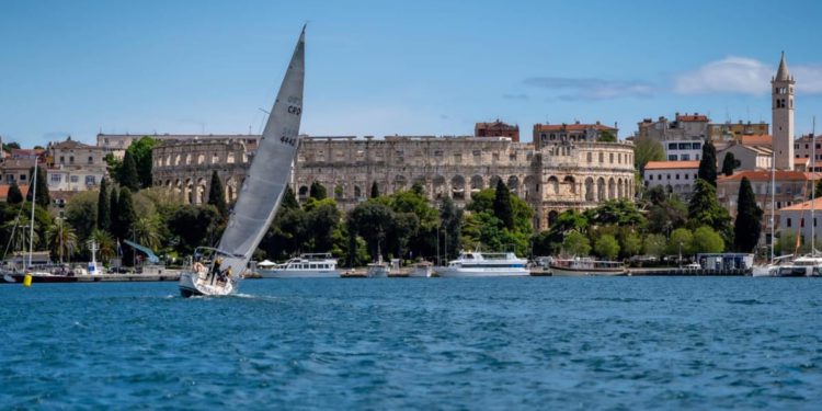 PULA POD JEDRIMA Veliko finale regatne godine krstaša u Istri –  21. Arena kup okuplja jedriličare iz Hrvatske i inozemstva
