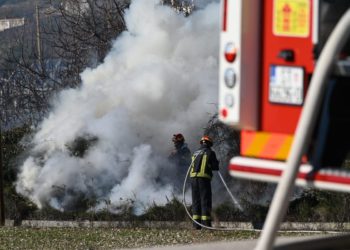 Pad dalekovoda uzrokovao požar na Braču. 20 vatrogasaca je na terenu