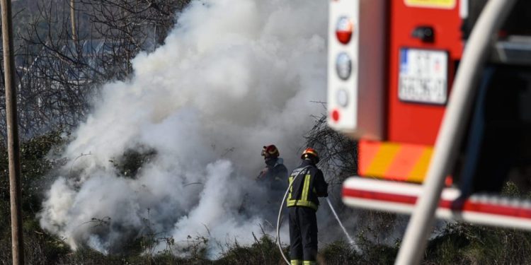 Pad dalekovoda uzrokovao požar na Braču. 20 vatrogasaca je na terenu