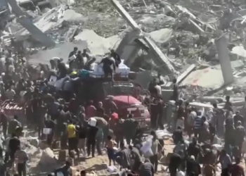 Palestinci okružuju kamion za pomoć u Gazi u očajničkoj ponudi za zalihe | Vijesti