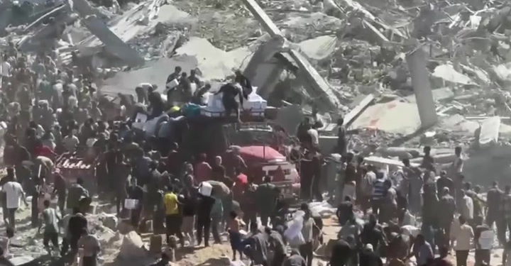 Palestinci okružuju kamion za pomoć u Gazi u očajničkoj ponudi za zalihe | Vijesti