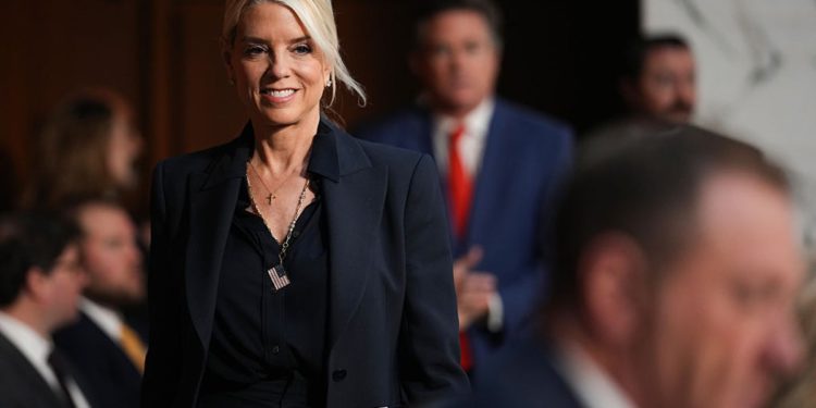 Pam Bondi igrala je publici jedne dok je ona ugasila demokrate u gorko partizanskom doj ‘oružje’ saslušanje ‘saslušanje’