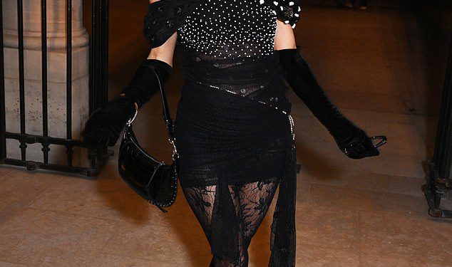 Paris Hilton omamljuje u maloj crnoj haljini dok se pridružuje zakonu Iris na modnoj pisti Isabel Marant tijekom Pariškog tjedna mode