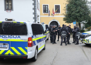 Pazite što je Rom osumnjičen za ubojstvo rekao majci, ona nariče: ‘Doveli su ga u lisicama’