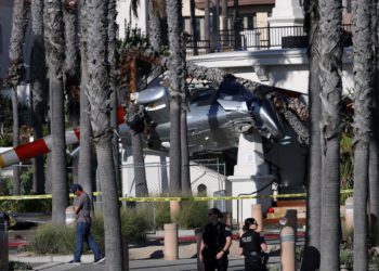 Pet hospitaliziranih nakon što se helikopter vrti iz kontrole i zabija se u palme u Kalifornijskom gradu