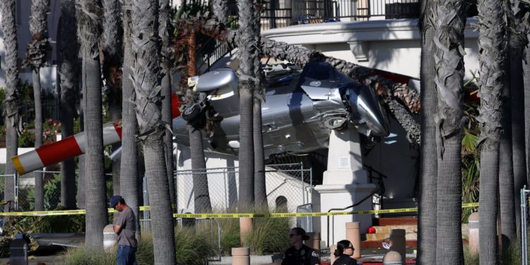 Pet hospitaliziranih nakon što se helikopter vrti iz kontrole i zabija se u palme u Kalifornijskom gradu