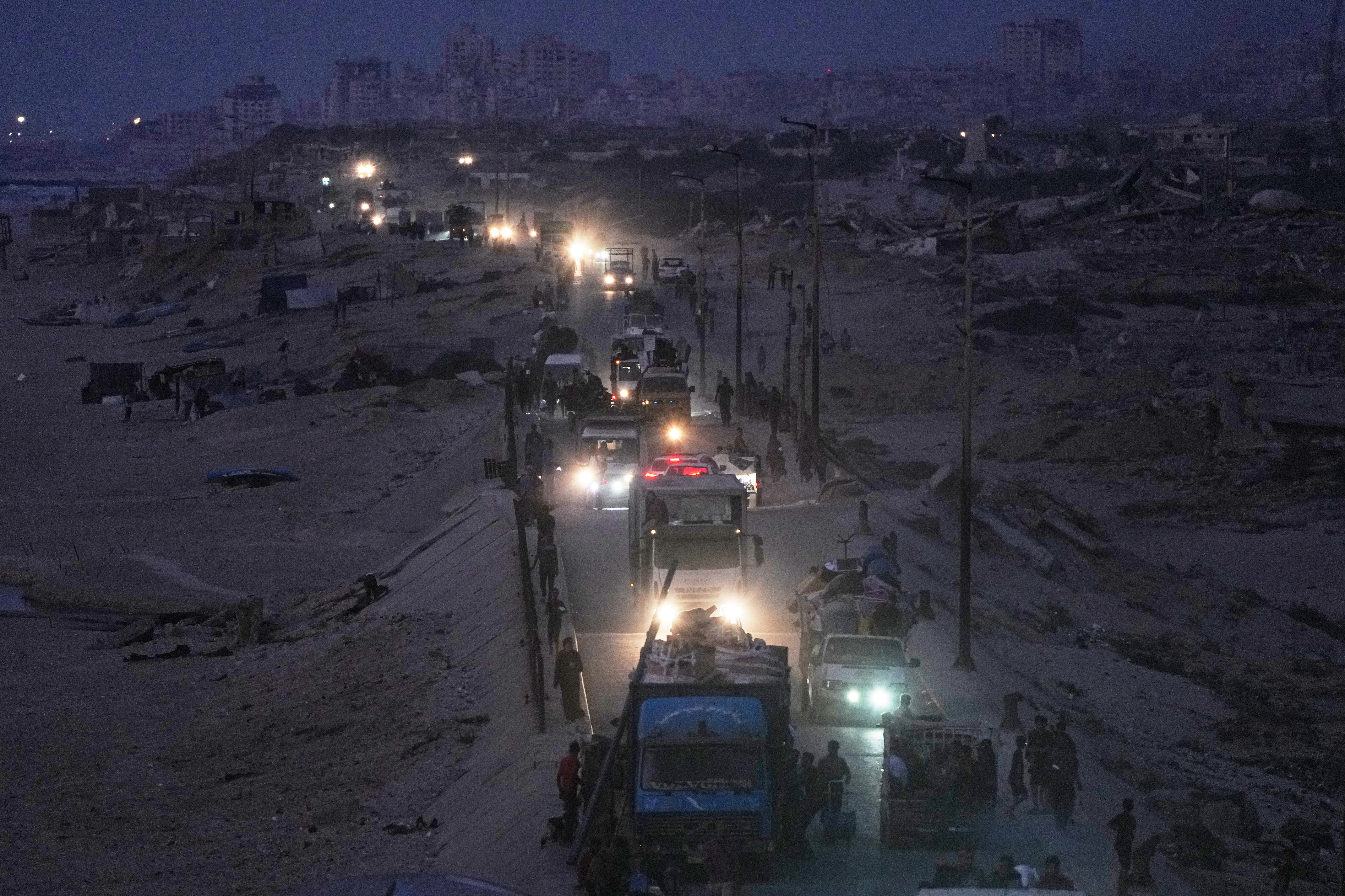 Raseljeni Palestinci bježe u sjevernoj Gazi, vozilom i pješice, noseći svoje stvari duž obalne ceste u blizini Wadija, prošlog mjeseca