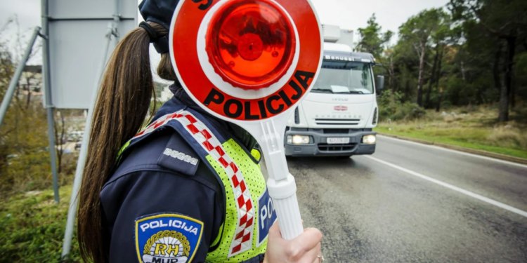 Pijani 40-godišnjak izgubio kontrolu nad motociklom i zadobio teške tjelesne ozljede