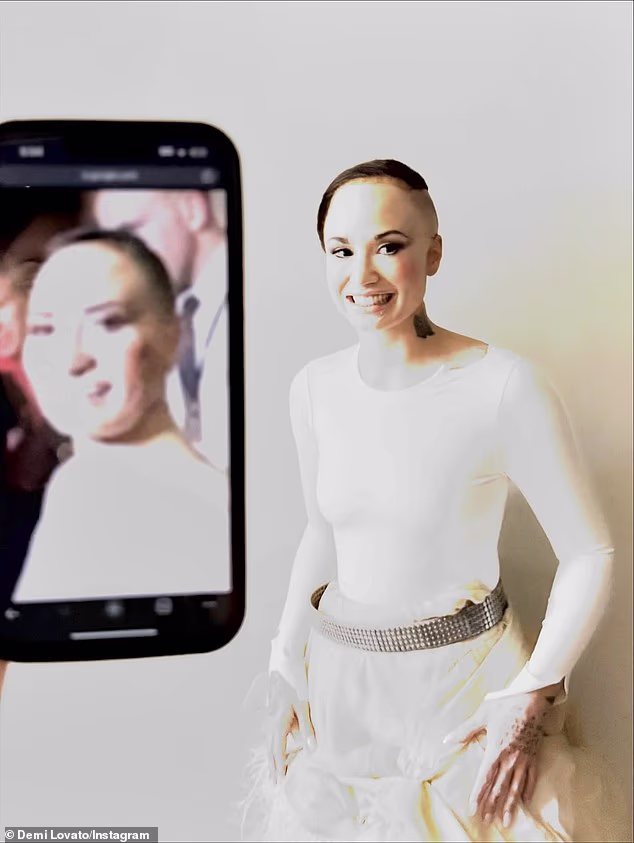 Pjevačica izgleda zastrašujuće dok rekreira svoj kultni meme iz 2000-ih