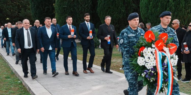 Počast hrvatskim braniteljima: Predstavnici Splita i Županije položili vijence na Lovrincu