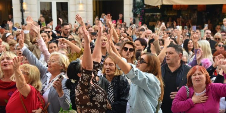 Pogledajte mnoštvo Splićana koje se okupilo na Pjaci, uglas su pjevali Halidove najveće hitove
