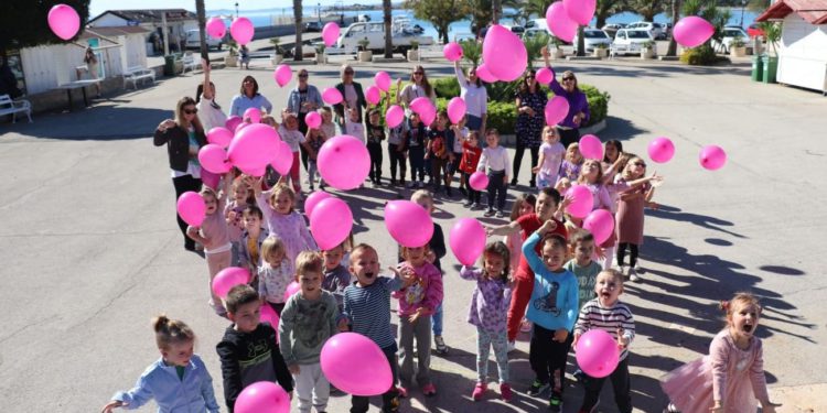 Pogledajte originalne načine na koje djeca diljem Dalmacije šalju snažan apel: „Mama, budi zdrava!“