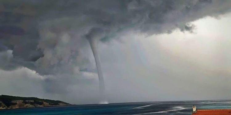 Pogledajte ovu moćnu pijavicu snimljenu blizu Komiže