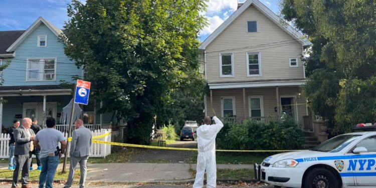 Pojavljuju se novi jezivi detalji o tinejdžerici iz New Yorka koja je navodno odrubila glavu maminom dečku, prema izvješćima