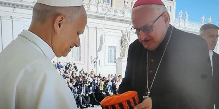 Poklon za papu: Biskup Tomislav Rogić donio Lavu XIV. šibensku kapu