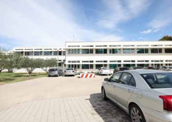 Policija otkrila detalj koji objašnjava kako je došlo do pada metalnih kliznih vrata na 10-godišnju učenicu u Biogradu