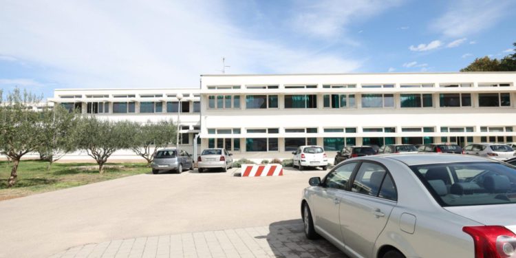 Policija otkrila detalj koji objašnjava kako je došlo do pada metalnih kliznih vrata na 10-godišnju učenicu u Biogradu