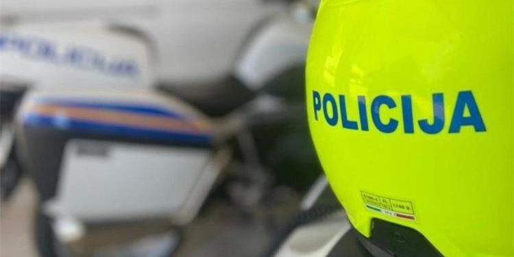 Policija prijavila 19-godišnjaka koji je “posudio” tuđe auto na Dugom otoku. Malo se vozikao…