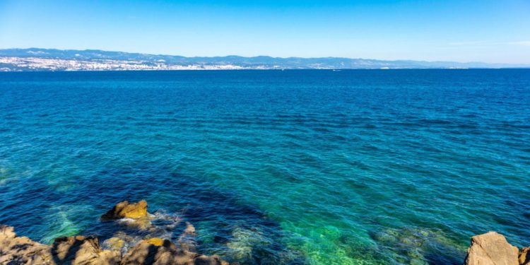 Ponedjeljak sunčaniji i topliji, ali još ponegdje kiša i bura