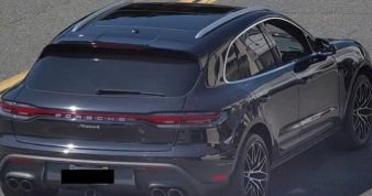 Vlasti kažu da Lavie, koja također ide Mia Ventura Shoshana i Shana, vozi crnu Porsche SUV i bijelu Mercedes-Benz limuzinu