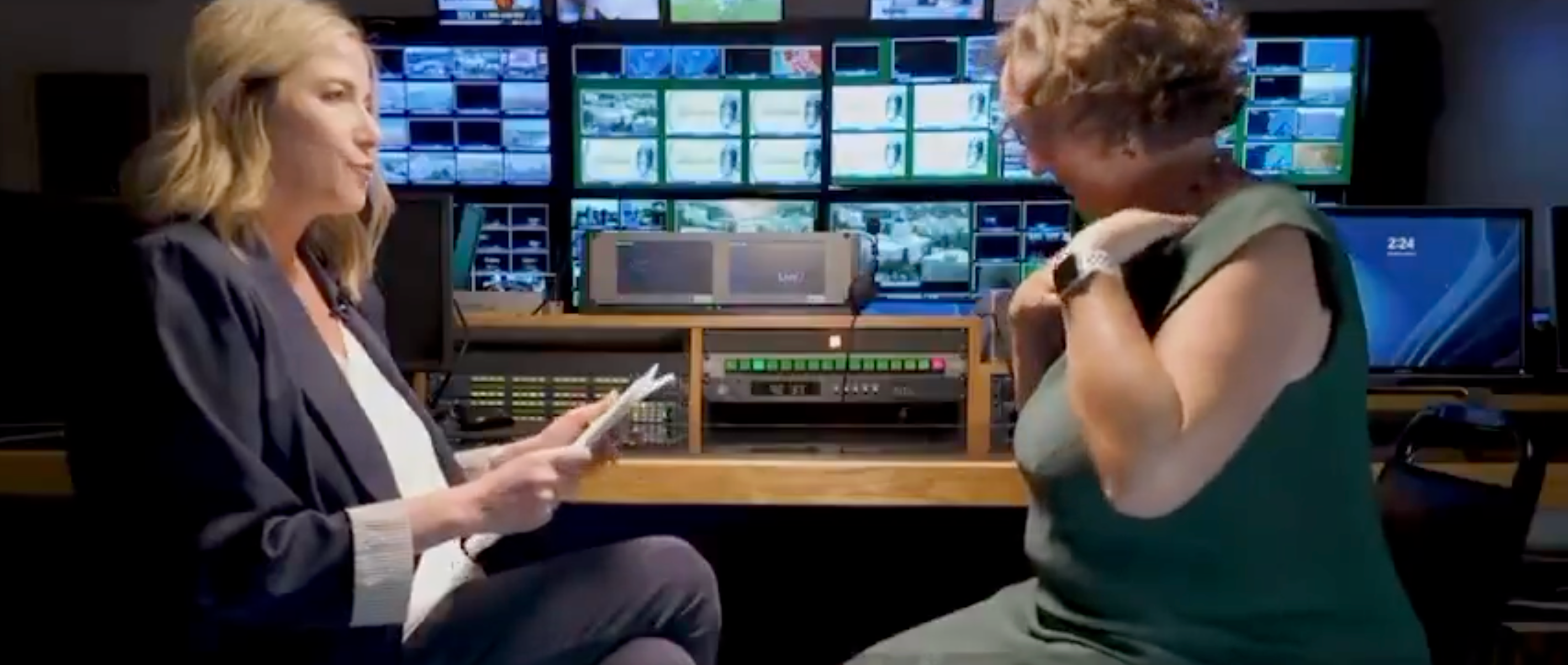 Kalifornijska kandidatkinja Katie Porter pokušava skinuti mikrofon nakon što ju je razljutila pitanja CBS -a Julie Watts