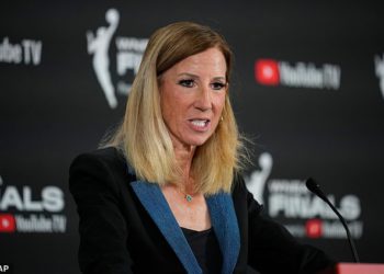 Povjerenica WNBA Cathy Engelbert negira da iznosi Caitlin Clark primjedbe dok reagira na Napheesa Collier