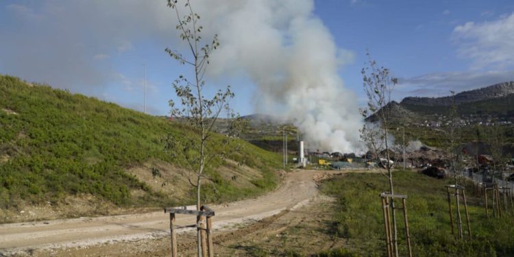 Požar na Karepovcu uzbunio Split, vatrogasci gasili i u Stobreču