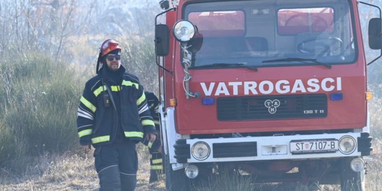 Požar u pogonu Čistoće: Vatra zahvatila pogon za otpadni papir, nema ozlijeđenih