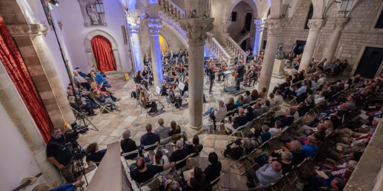 Pred brojnom publikom DSO pod ravnanjem Antuna Poljanića i violist Wladimir Kossjanenko nastupili u Dvoru