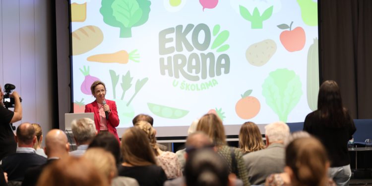 Preko 15,500 zagrebačke djece u školi jede ekološki proizvedenu hranu