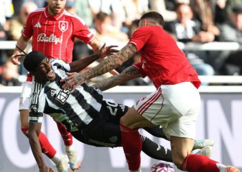 Premier liga uživo: najnoviji rezultat, ekipne vijesti i ažuriranja iz sva četiri starta od 14:00, uključujući putovanje Nottingham Forest u Newcastle, dok je zastoj slomljen u Aston Villa i Wolves