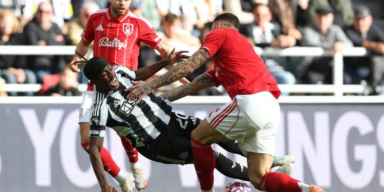 Premier liga uživo: najnoviji rezultat, ekipne vijesti i ažuriranja iz sva četiri starta od 14:00, uključujući putovanje Nottingham Forest u Newcastle, dok je zastoj slomljen u Aston Villa i Wolves